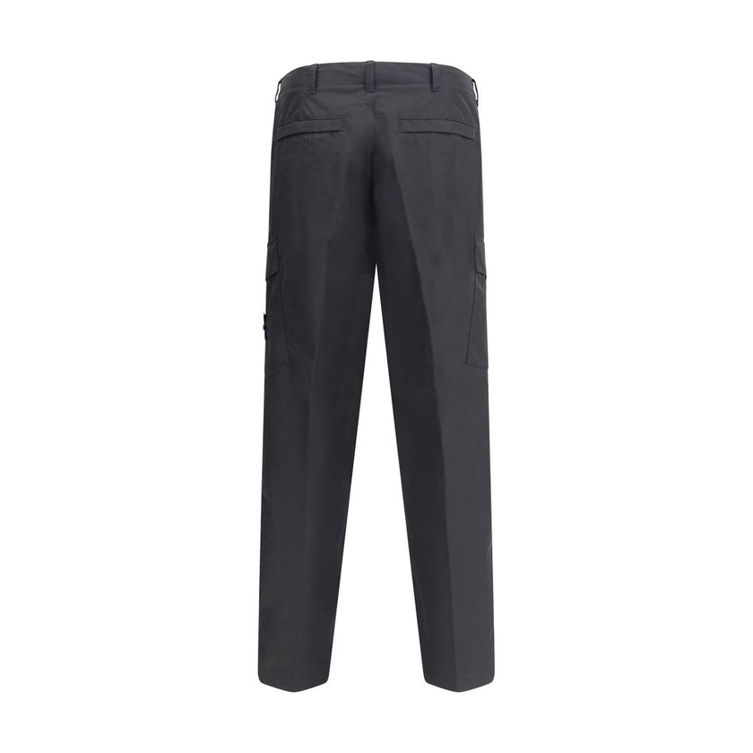 Compass logo cargo PantsStone Island’s Compass logo cargo Pants combine functionality and technical style. Made of organic cotton with a poplin weave, they feature a concealed zipper and button closure, belt loops, two side welt pockets, two cargo pockets