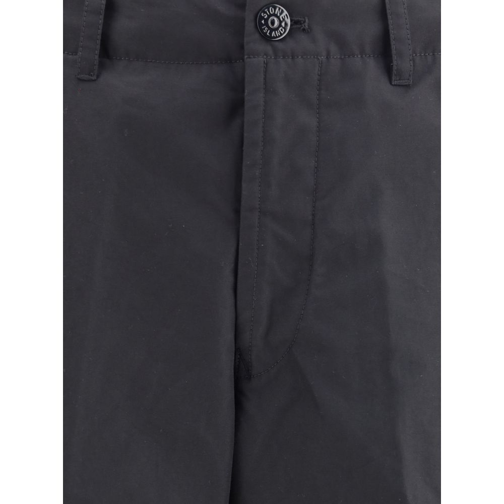 Compass logo cargo PantsStone Island’s Compass logo cargo Pants combine functionality and technical style. Made of organic cotton with a poplin weave, they feature a concealed zipper and button closure, belt loops, two side welt pockets, two cargo pockets
