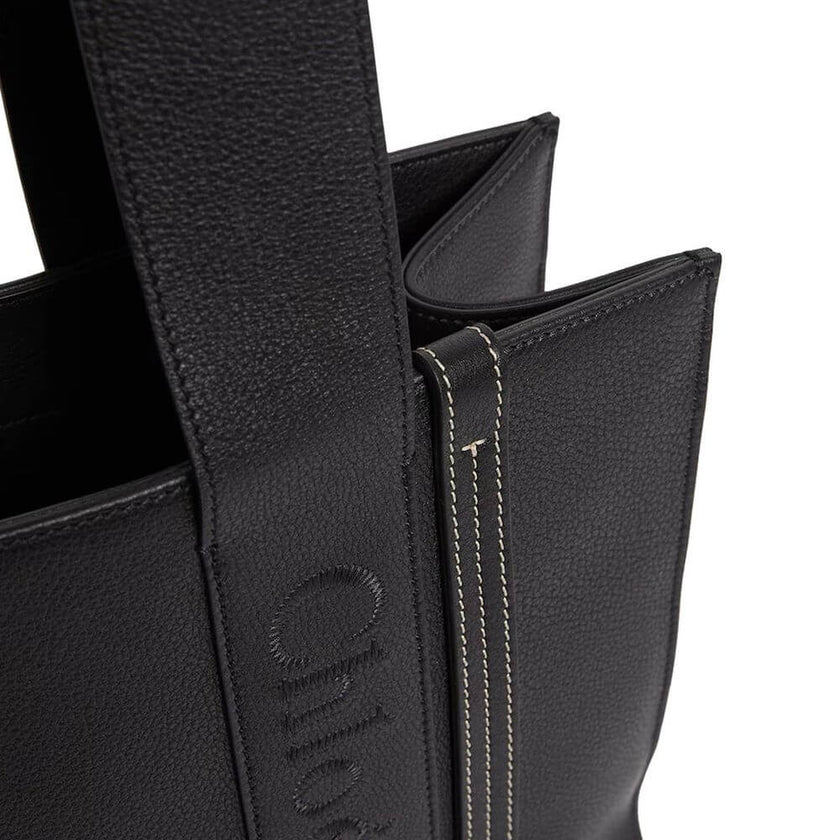 Black Leather Tote BagDescription: – Composition: 100% Leather – Double shoulder strap – On tone logo detail – Interior slip pocket – 45×33 cm – Made in Italy – Gender: WOMEN –Black Leather Tote Bag${tagsChloéAulae Black Leather Tote Bag ChloéAulae Black