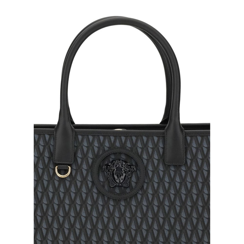 Black Cotton HandbagThe La Medusa Tote Bag by Versace is an iconic accessory with a strong character. Made with an Allover V pattern, it is embellished with the unmistakable La Medusa accessory on the front. Equipped with double handles for versatile port