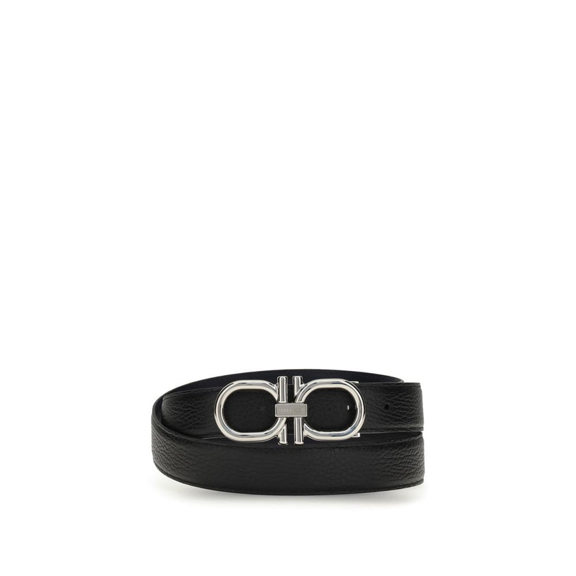 Black Calf Leather Bos Taurus Regular BeltThe Gancini reversible Belt combines versatility with contemporary style. The stitched strap lends a casual touch, while the palladium-finish buckle, with stylized double Gancini, adds elegance. Complemented by a