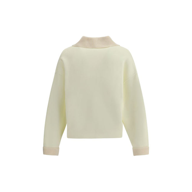 Cream Cotton SweatshirtThe polo Sweatshirt by Jacquemus is a garment that blends the elegance of the polo shirt with the relaxed spirit of the sweatshirt. Made of soft cotton, it is embellished with a ribbed wool collar and cuffs that add structure and a