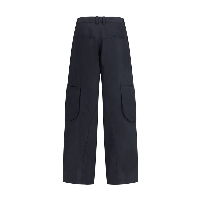 Black Cotton Cargo PantsThe Le Cargo Molino Pants by Jacquemus reinterpret the utility aesthetic with a refined, contemporary style. Made with a six-pocket construction, they include angled side pockets and large patch pockets on the legs, combining funct