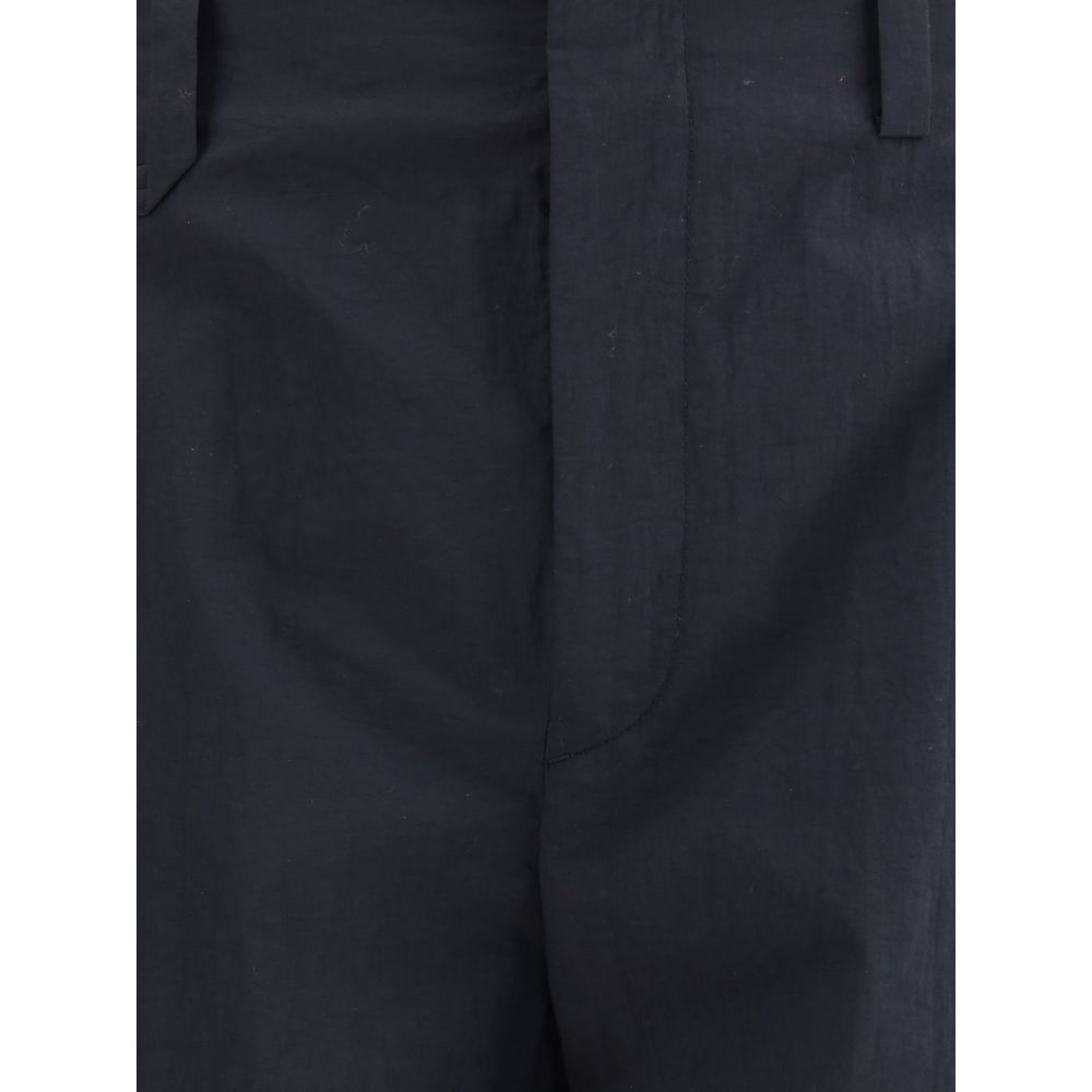 Black Cotton Cargo PantsThe Le Cargo Molino Pants by Jacquemus reinterpret the utility aesthetic with a refined, contemporary style. Made with a six-pocket construction, they include angled side pockets and large patch pockets on the legs, combining funct