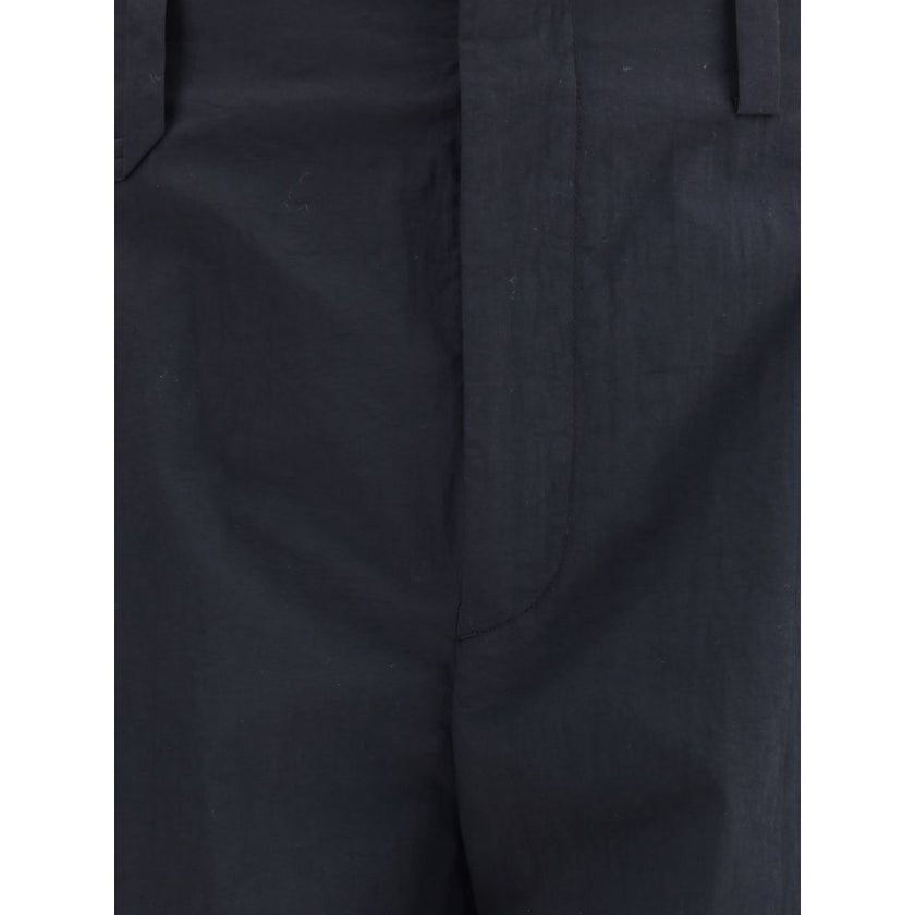 Black Cotton Cargo PantsThe Le Cargo Molino Pants by Jacquemus reinterpret the utility aesthetic with a refined, contemporary style. Made with a six-pocket construction, they include angled side pockets and large patch pockets on the legs, combining funct