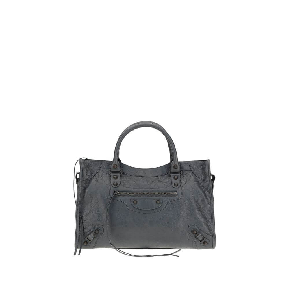 Le City Medium Shoulder BagBalenciaga’s Le City Medium Shoulder Bag is a high-class item made of fine lambskin leather that combines elegance and functionality. The two hand-woven leather handles lend an artisanal and refined touch, while the adjustable a