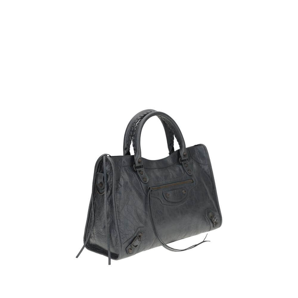 Le City Medium Shoulder BagBalenciaga’s Le City Medium Shoulder Bag is a high-class item made of fine lambskin leather that combines elegance and functionality. The two hand-woven leather handles lend an artisanal and refined touch, while the adjustable a