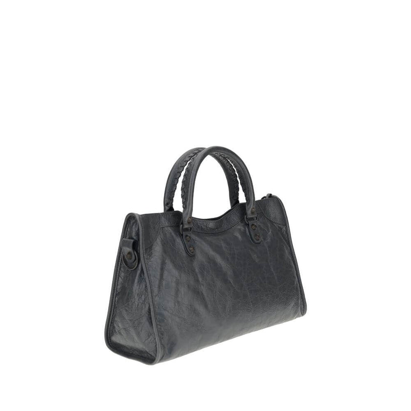 Le City Medium Shoulder BagBalenciaga’s Le City Medium Shoulder Bag is a high-class item made of fine lambskin leather that combines elegance and functionality. The two hand-woven leather handles lend an artisanal and refined touch, while the adjustable a