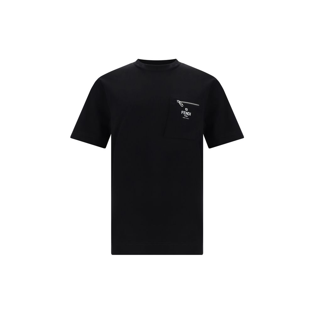 T-shirt with pocketCotton T-Shirt by Fendi features a crew neck and regular fit for optimal comfort. On the front, a zippered patch pocket is embellished with the brand’s iconic contrasting monogram, adding a distinctive detail. The monochrome pattern giv