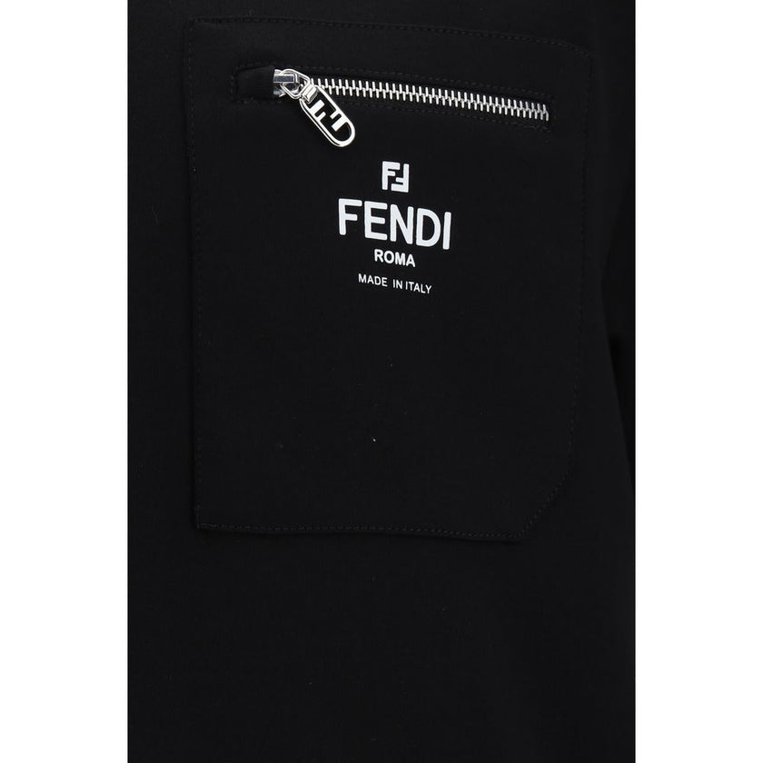 T-shirt with pocketCotton T-Shirt by Fendi features a crew neck and regular fit for optimal comfort. On the front, a zippered patch pocket is embellished with the brand’s iconic contrasting monogram, adding a distinctive detail. The monochrome pattern giv