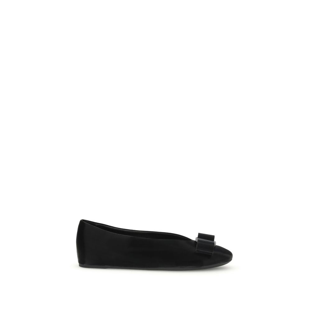 Black Calf Leather Bos Taurus Ballet FlatsFerragamo’s Vara bow Ballerinas combine elegance and versatility in a refined design. Made of soft leather with pouch construction, they offer flexibility and an unstructured fit. The low-cut cut and rounded toe a