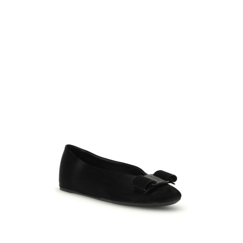 Black Calf Leather Bos Taurus Ballet FlatsFerragamo’s Vara bow Ballerinas combine elegance and versatility in a refined design. Made of soft leather with pouch construction, they offer flexibility and an unstructured fit. The low-cut cut and rounded toe a