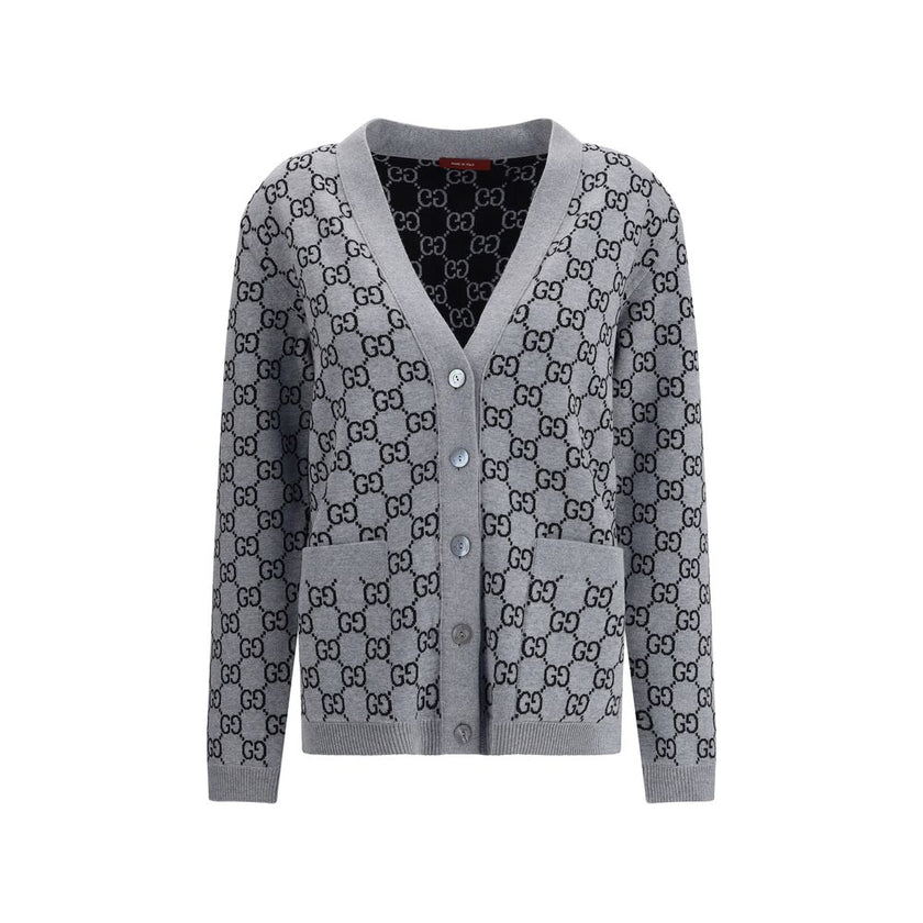 Black Wool CardiganGucci’s GG Supreme reversible Cardigan is made of fine wool tubular jacquard in shades of black and white with the iconic GG pattern. Featuring a V-neckline, low shoulders and long sleeves, it has two front pockets and ribbed trim. A ve