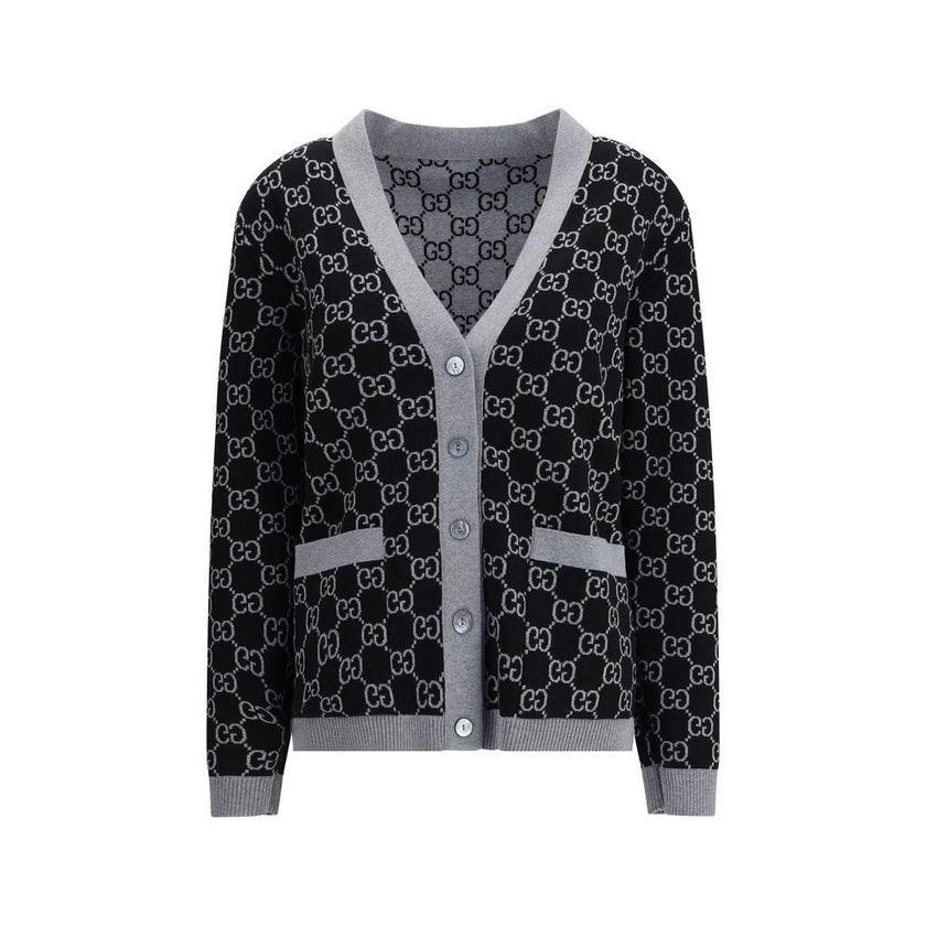 Black Wool CardiganGucci’s GG Supreme reversible Cardigan is made of fine wool tubular jacquard in shades of black and white with the iconic GG pattern. Featuring a V-neckline, low shoulders and long sleeves, it has two front pockets and ribbed trim. A ve