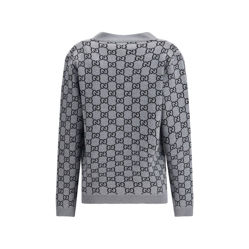 Black Wool CardiganGucci’s GG Supreme reversible Cardigan is made of fine wool tubular jacquard in shades of black and white with the iconic GG pattern. Featuring a V-neckline, low shoulders and long sleeves, it has two front pockets and ribbed trim. A ve