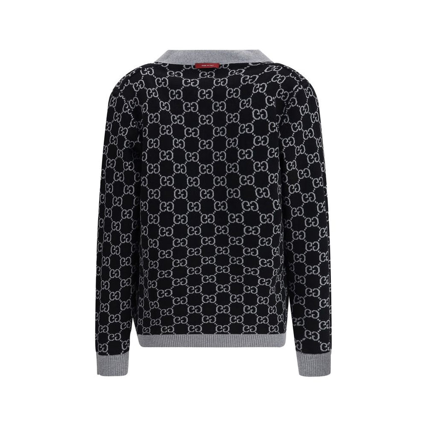 Black Wool CardiganGucci’s GG Supreme reversible Cardigan is made of fine wool tubular jacquard in shades of black and white with the iconic GG pattern. Featuring a V-neckline, low shoulders and long sleeves, it has two front pockets and ribbed trim. A ve