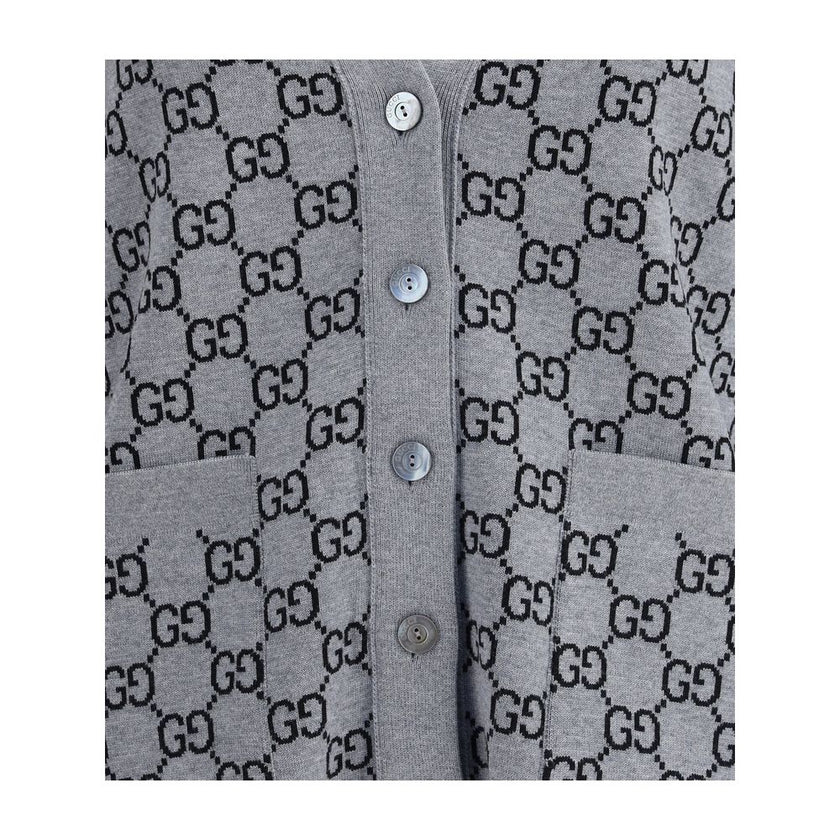 Black Wool CardiganGucci’s GG Supreme reversible Cardigan is made of fine wool tubular jacquard in shades of black and white with the iconic GG pattern. Featuring a V-neckline, low shoulders and long sleeves, it has two front pockets and ribbed trim. A ve