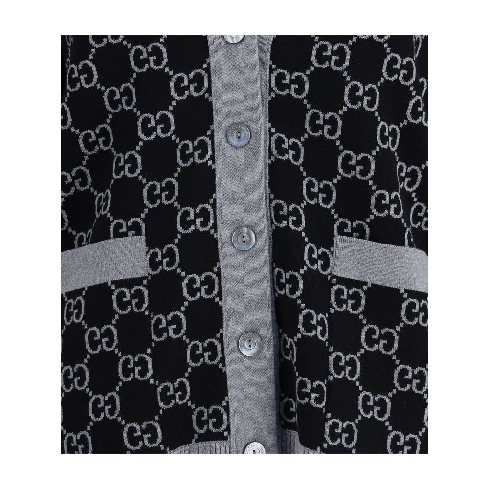 Black Wool CardiganGucci’s GG Supreme reversible Cardigan is made of fine wool tubular jacquard in shades of black and white with the iconic GG pattern. Featuring a V-neckline, low shoulders and long sleeves, it has two front pockets and ribbed trim. A ve
