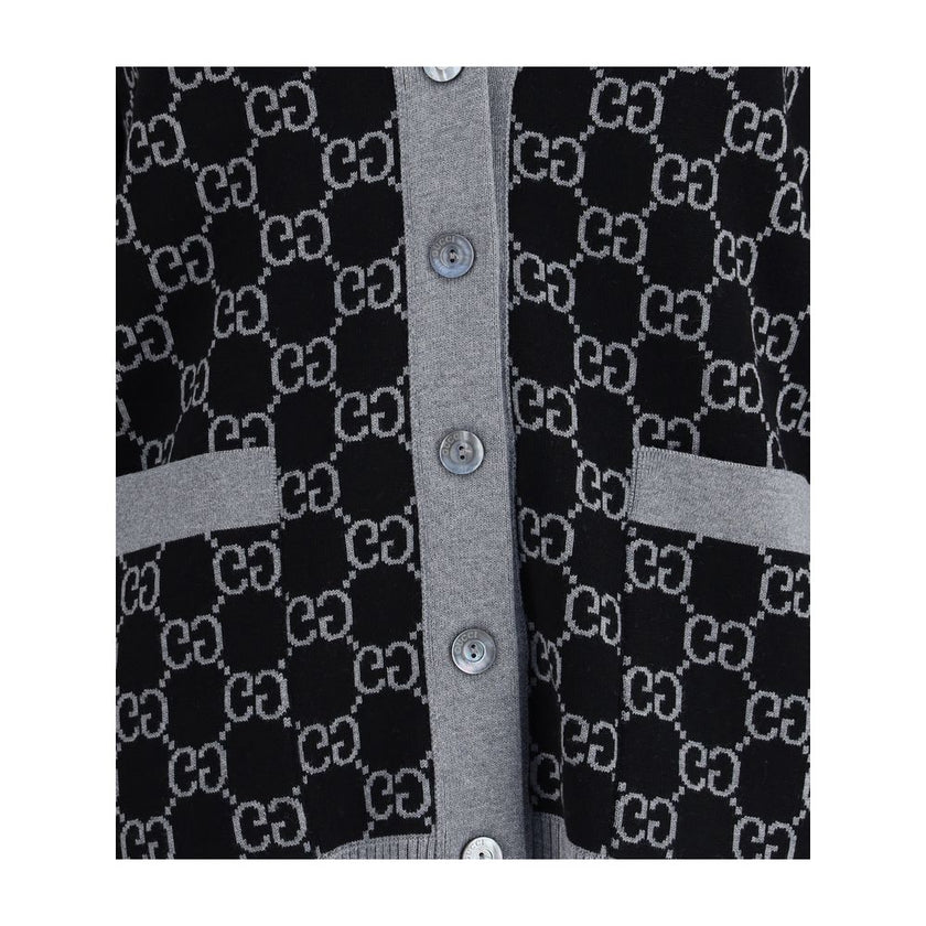 Black Wool CardiganGucci’s GG Supreme reversible Cardigan is made of fine wool tubular jacquard in shades of black and white with the iconic GG pattern. Featuring a V-neckline, low shoulders and long sleeves, it has two front pockets and ribbed trim. A ve