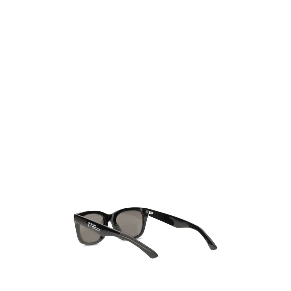 Black Acetate SunglassesSunglasses by Balenciaga are made of acetate and feature a square, modern and distinctive shape. On the side is the brand’s signature, a detail that emphasizes its exclusivity. The lenses are made of Bio-Nylon, an innovative materi