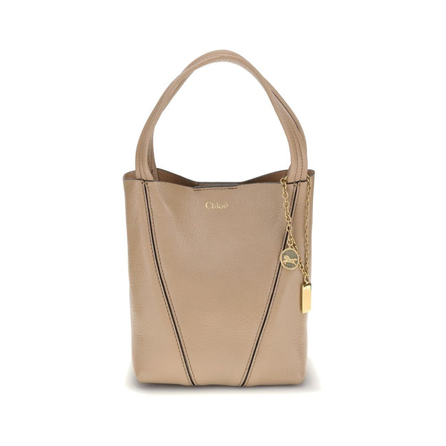 Beige Calf Leather Bos Taurus Shoulder BagThe Spin Shoulder Bag by Chloé, crafted by shiny grained leather, features an elegant design with two flat top handles and an adjustable shoulder strap. The closure is secured by a magnetic button, while the detai