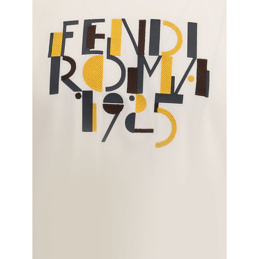 White Cotton T-ShirtFendi’s logo T-Shirt is an essential garment with a strong character. Made of soft cotton, it features a ribbed crew neck and a contrasting Fendi print on the front, giving the design a distinctive and iconic touch. Perfect for a casua