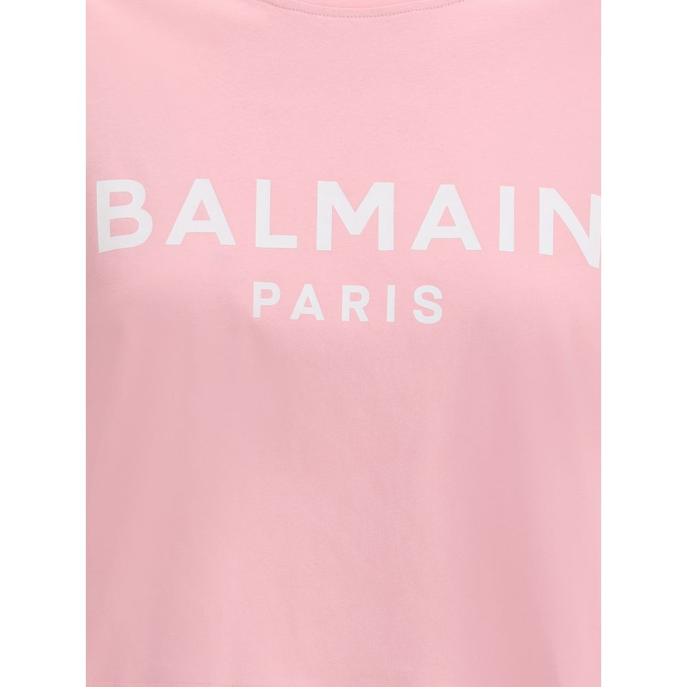 Logoed T-ShirtBalmain’s cotton cropped T-Shirt interprets urban style with the Maison’s signature elegance. Made of soft monochrome patterned cotton, it features a ribbed crew neck and a regular fit that flatters the figure while maintaining comfort. The