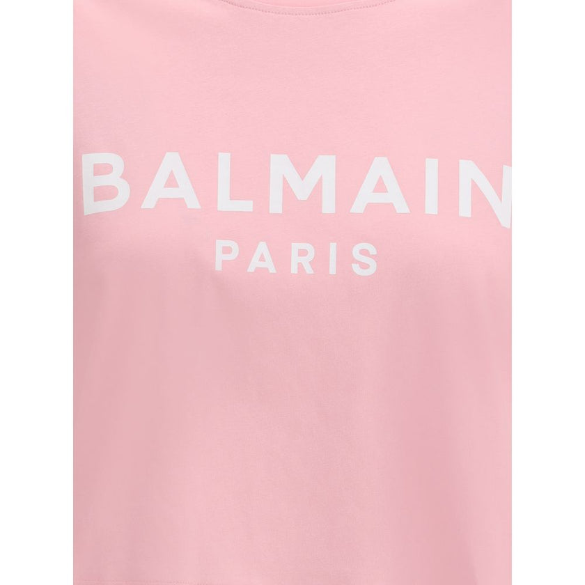 Logoed T-ShirtBalmain’s cotton cropped T-Shirt interprets urban style with the Maison’s signature elegance. Made of soft monochrome patterned cotton, it features a ribbed crew neck and a regular fit that flatters the figure while maintaining comfort. The