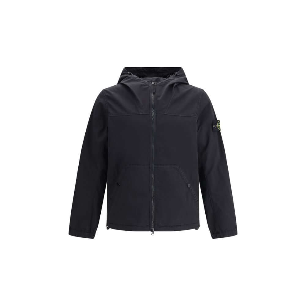 Black Cotton Shell JacketStone Island’s Cotton Jacket features an adjustable drawstring hood and front zipper closure. The model is completed with two patch pockets on the front and the iconic patch on the left arm, a distinctive symbol of the brand. Seas