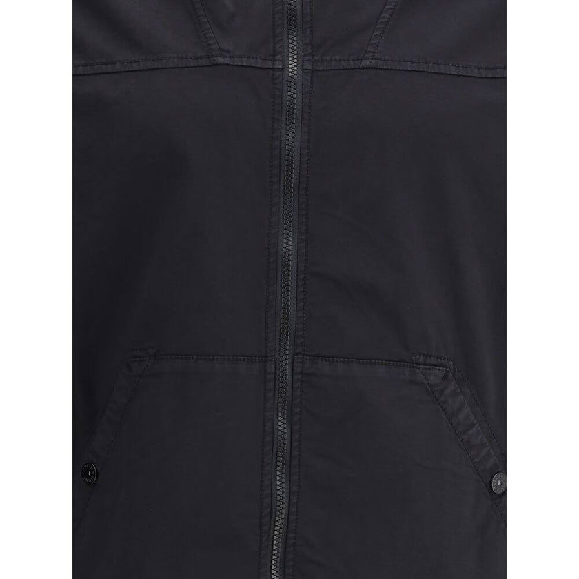 Black Cotton Shell JacketStone Island’s Cotton Jacket features an adjustable drawstring hood and front zipper closure. The model is completed with two patch pockets on the front and the iconic patch on the left arm, a distinctive symbol of the brand. Seas