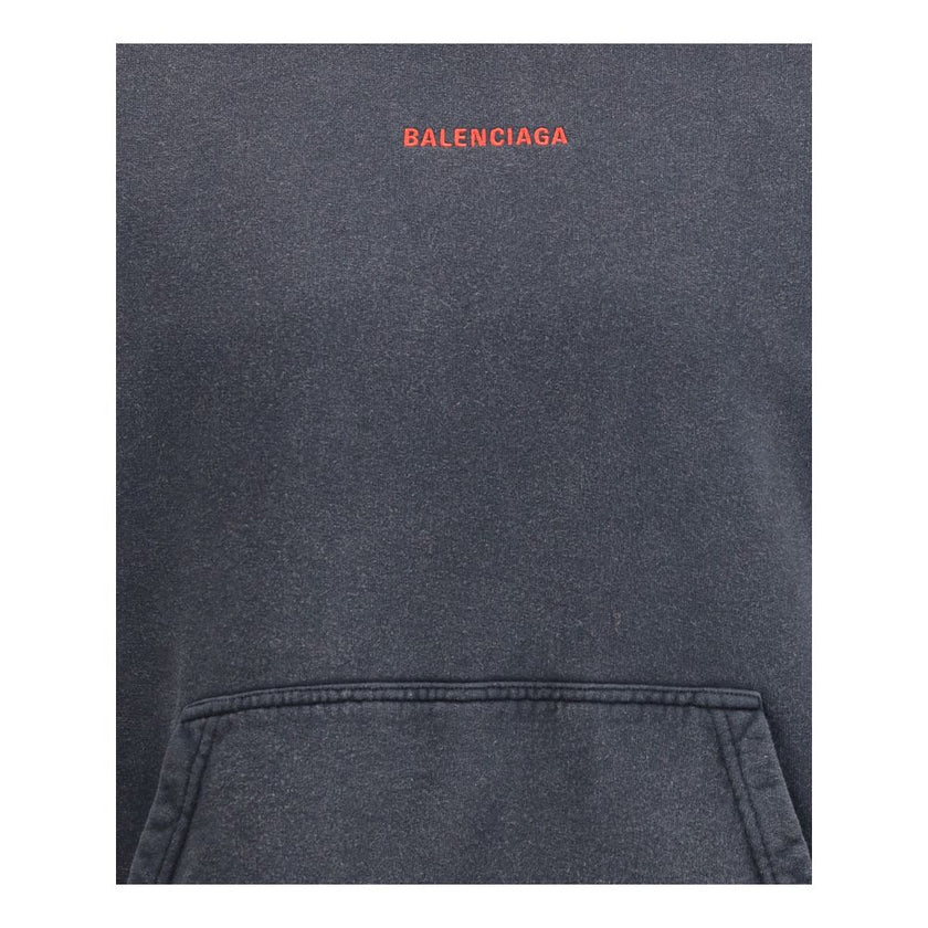 Gray Cotton SweatshirtBalenciaga’s hooded Sweatshirt combines comfort and contemporary style. Featuring an embroidered logo on the front, it features a practical kangaroo pocket, ribbed cuffs and hem ensuring a snug, finished fit. An iconic garment for an