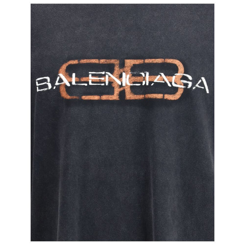 Gray Cotton T-ShirtBalenciaga’s cotton T-Shirt is an essential garment with distinctive character. Made from soft cotton, it features a ribbed crew neck and a printed logo on the front for a minimalist yet instantly recognizable look. Season: AW25 Fit: Re