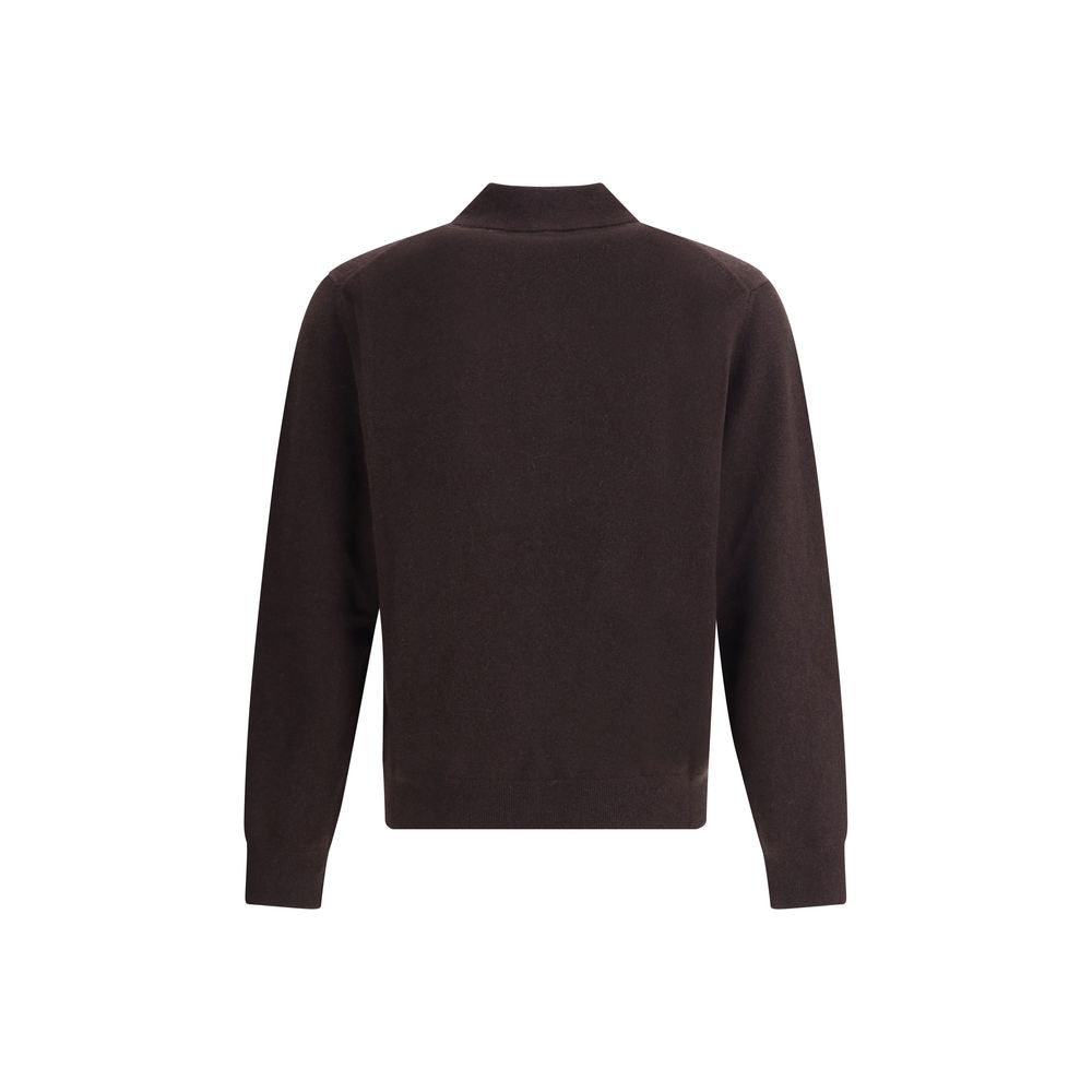 Brown Cashmere Cashmere SweaterBurberry’s cashmere long-sleeved polo sweater is a garment that combines the softness of fine yarn with the house’s iconic details. Made from pure cashmere, it offers a comfortable fit and a luxurious feel against the skin.
