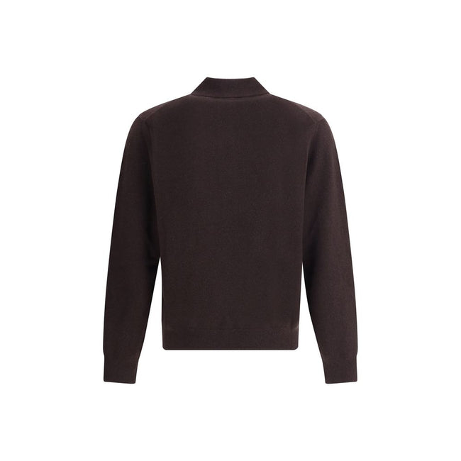 Brown Cashmere Cashmere SweaterBurberry’s cashmere long-sleeved polo sweater is a garment that combines the softness of fine yarn with the house’s iconic details. Made from pure cashmere, it offers a comfortable fit and a luxurious feel against the skin.