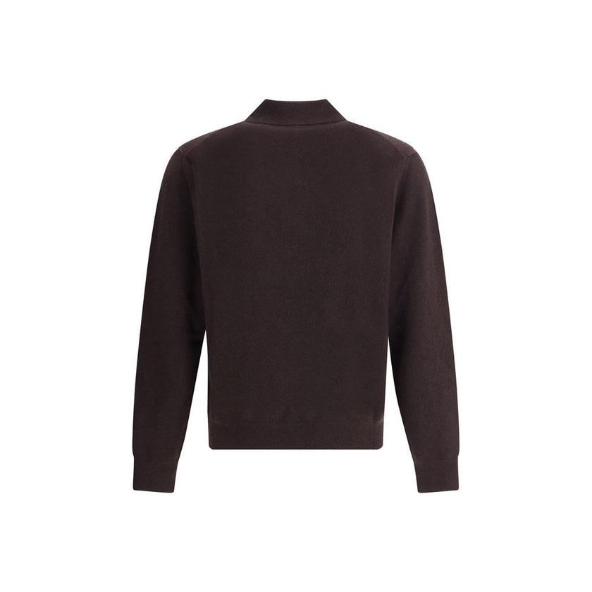 Brown Cashmere Cashmere SweaterBurberry’s cashmere long-sleeved polo sweater is a garment that combines the softness of fine yarn with the house’s iconic details. Made from pure cashmere, it offers a comfortable fit and a luxurious feel against the skin.