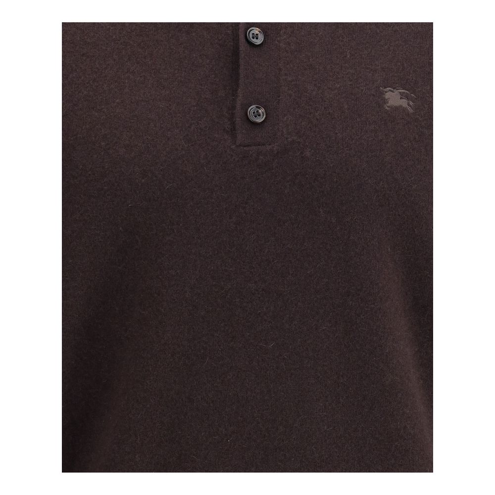 Brown Cashmere Cashmere SweaterBurberry’s cashmere long-sleeved polo sweater is a garment that combines the softness of fine yarn with the house’s iconic details. Made from pure cashmere, it offers a comfortable fit and a luxurious feel against the skin.