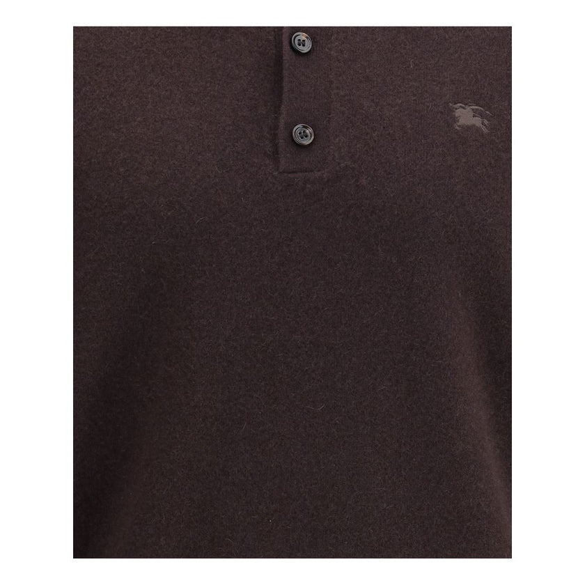 Brown Cashmere Cashmere SweaterBurberry’s cashmere long-sleeved polo sweater is a garment that combines the softness of fine yarn with the house’s iconic details. Made from pure cashmere, it offers a comfortable fit and a luxurious feel against the skin.