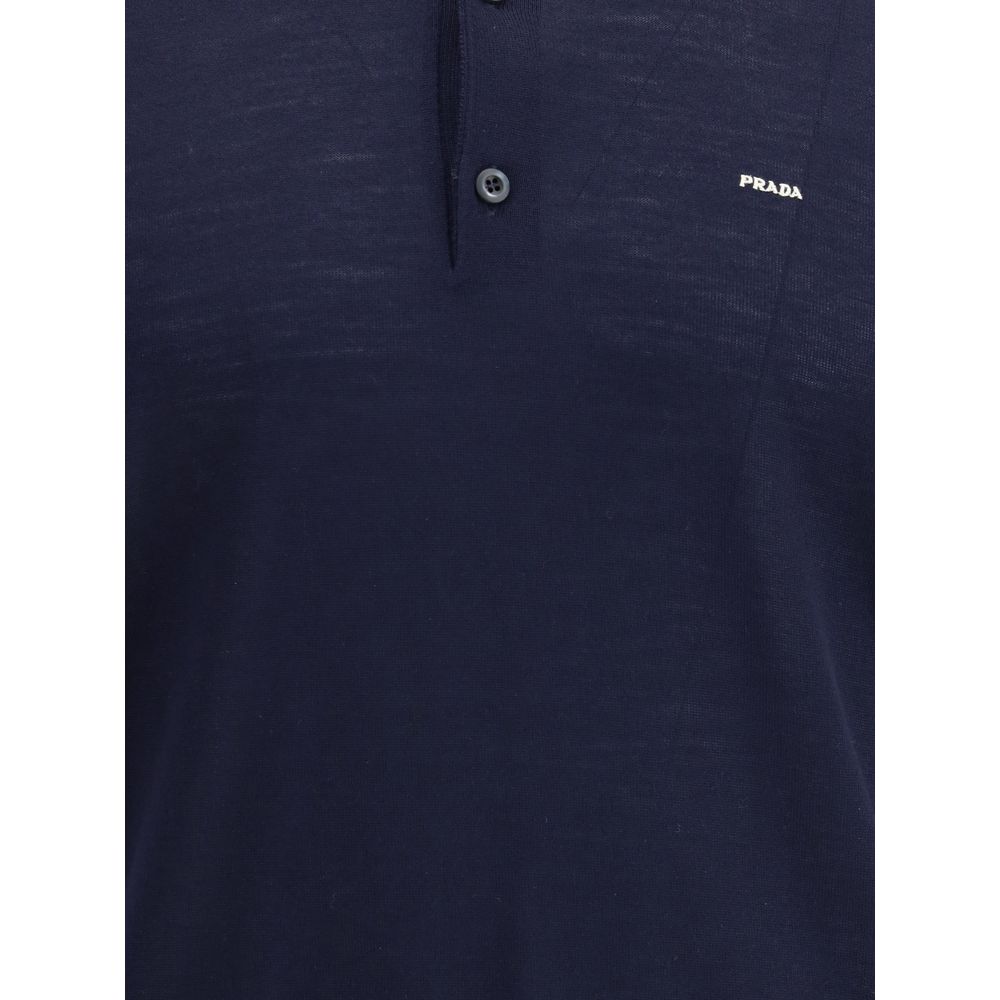 Blue Fleece Wool Polo ShirtPrada’s virgin wool polo Sweater combines elegance and simplicity in a timeless design. Featuring a classic ribbed collar, it has a matching hem and a discreet logo on the front, understatedly signing the garment’s refined aesth