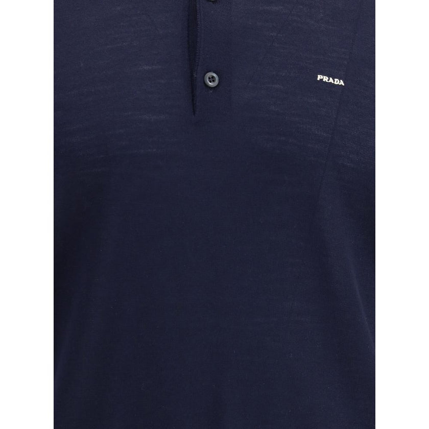 Blue Fleece Wool Polo ShirtPrada’s virgin wool polo Sweater combines elegance and simplicity in a timeless design. Featuring a classic ribbed collar, it has a matching hem and a discreet logo on the front, understatedly signing the garment’s refined aesth