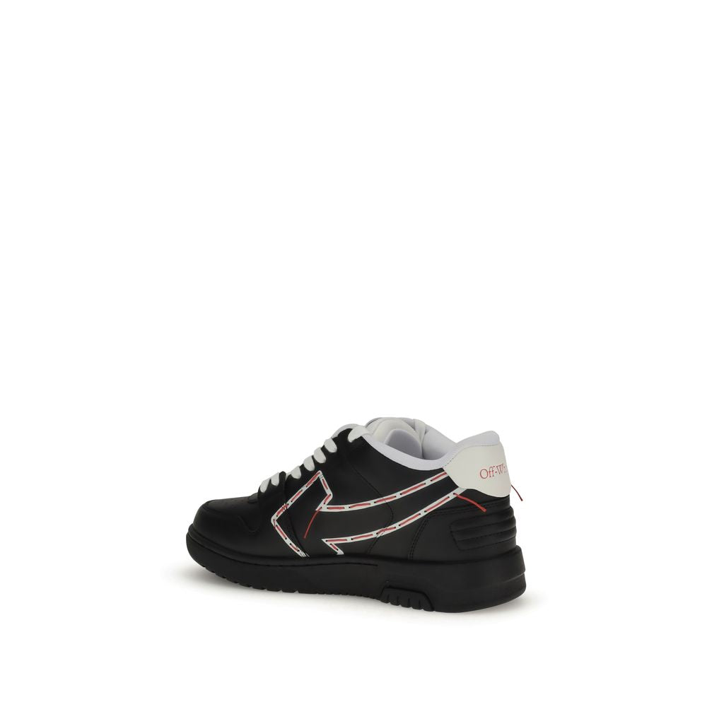 Black Rubber Athletic SneakersOff-White’s Stitched Arrow leather Sneakers are a masterpiece of urban-chic style. The front lace-up closure ensures an adjustable and comfortable fit. The iconic side panels with contrasting Arrow embroidered logo are a dist