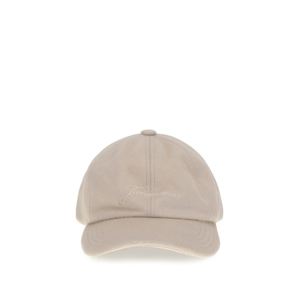 Beige Wool Cap (Baseball Hat)The Cachemiro baseball cap by Jacquemus combines comfort and style, crafted from soft wool with a stitched brim. The front features an embroidered logo, while the back is finished with an adjustable round-and-square buckle. Se