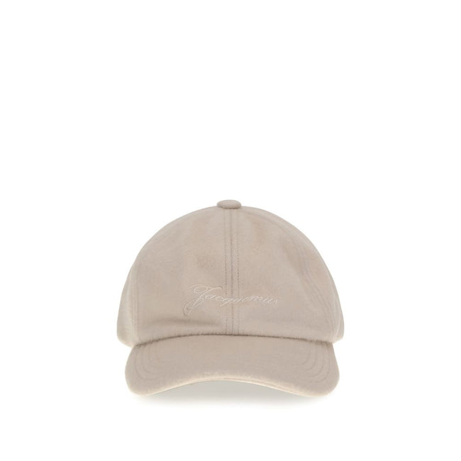 Beige Wool Cap (Baseball Hat)The Cachemiro baseball cap by Jacquemus combines comfort and style, crafted from soft wool with a stitched brim. The front features an embroidered logo, while the back is finished with an adjustable round-and-square buckle. Se