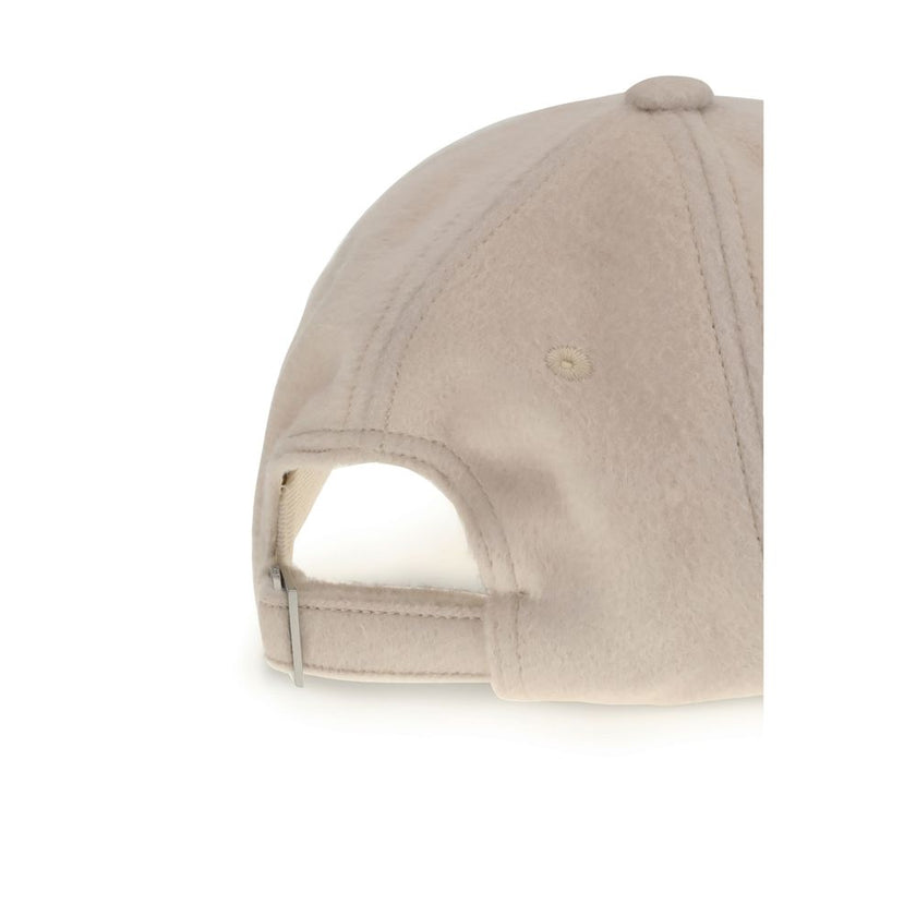 Beige Wool Cap (Baseball Hat)The Cachemiro baseball cap by Jacquemus combines comfort and style, crafted from soft wool with a stitched brim. The front features an embroidered logo, while the back is finished with an adjustable round-and-square buckle. Se