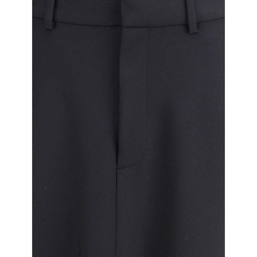 Black Fleece Wool Long SkirtBalenciaga’s virgin wool Godet skirt-trousers feature a mid-rise waist, front buttons, belt loops and inner pants for a versatile and refined style. Season: AW25 Fit: Regular Composition: 100% Fleece Wool MADE IN ITALYBlack Fle