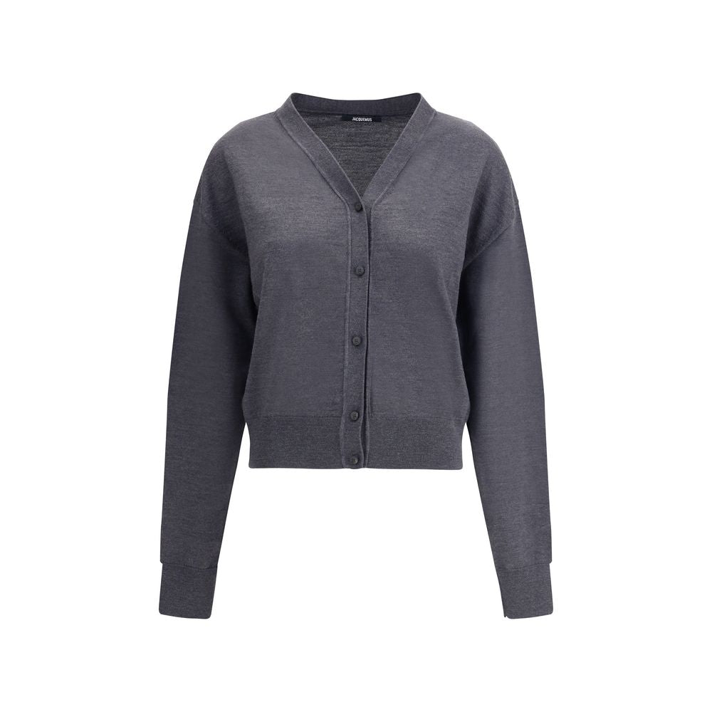 Merino wool CardiganMerino wool Cardigan by Jacquemus combines elegance and comfort with a V-neckline and front button closure. Finished with a ribbed hem and cuffs, it is embellished with an embroidered logo on the back for a distinctive, modern touch. S