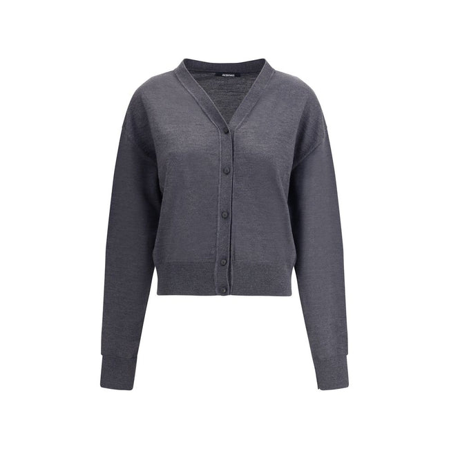 Merino wool CardiganMerino wool Cardigan by Jacquemus combines elegance and comfort with a V-neckline and front button closure. Finished with a ribbed hem and cuffs, it is embellished with an embroidered logo on the back for a distinctive, modern touch. S