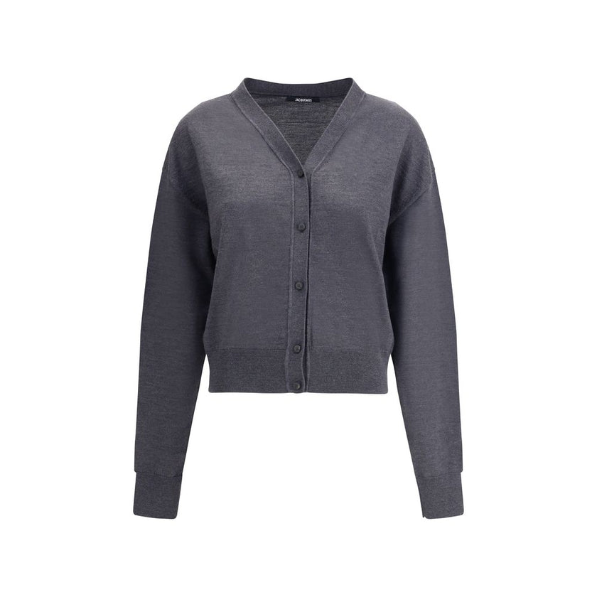 Merino wool CardiganMerino wool Cardigan by Jacquemus combines elegance and comfort with a V-neckline and front button closure. Finished with a ribbed hem and cuffs, it is embellished with an embroidered logo on the back for a distinctive, modern touch. S