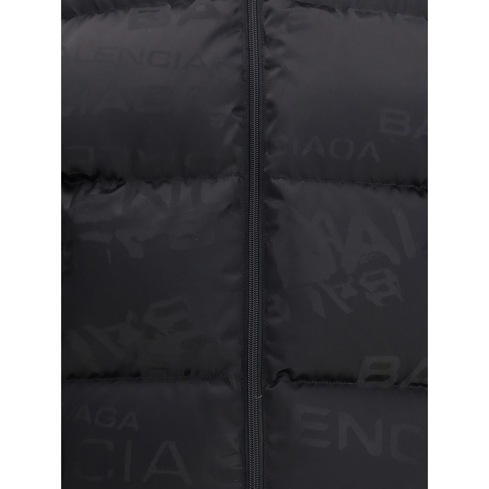 Black Polyamide Shell JacketThe piece features a logo motif, a combination of matte and glossy textures, and horizontal stripe stitching, creating a distinctive and modern visual effect. These details combine style and character, making the item unique an