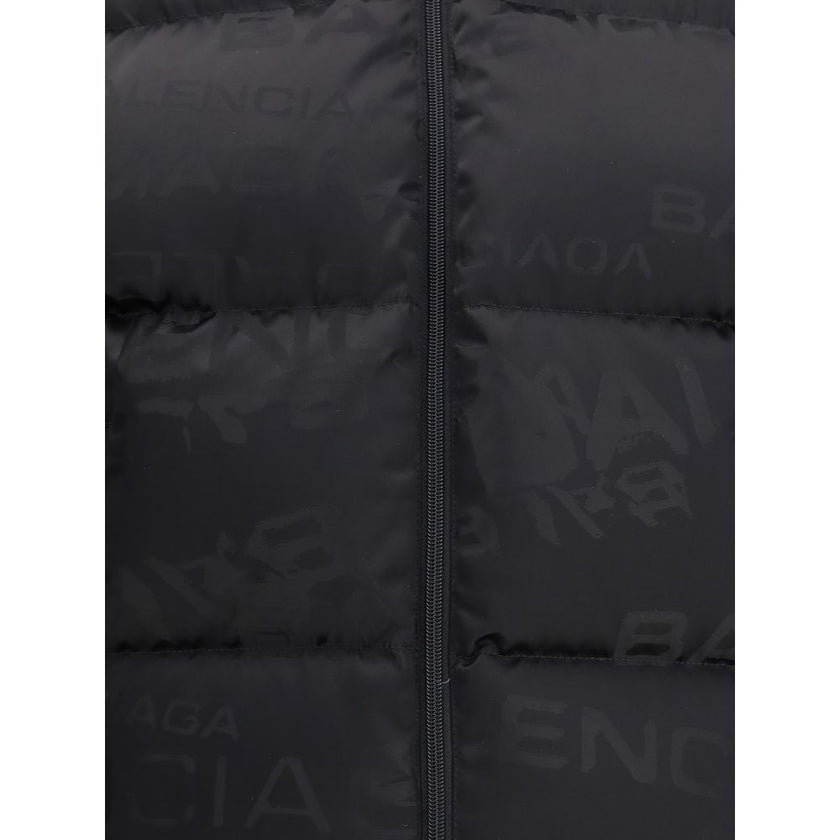 Black Polyamide Shell JacketThe piece features a logo motif, a combination of matte and glossy textures, and horizontal stripe stitching, creating a distinctive and modern visual effect. These details combine style and character, making the item unique an