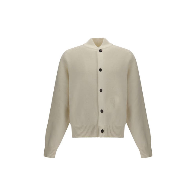 White Fleece Wool CardiganThe Virgin Wool Cardigan by Jacquemus combines elegance and comfort, featuring front buttons that emphasize its refined silhouette. The long sleeves and ribbed trims add a touch of classic style, while the embroidered detail on t